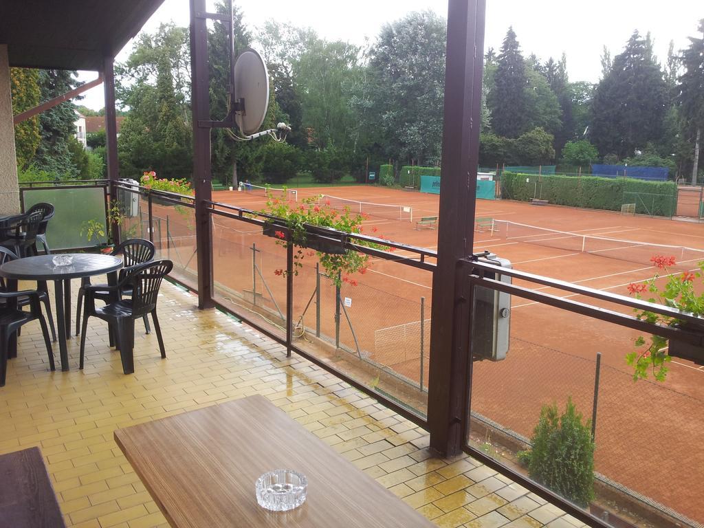 פודבראדי Penzion Tenis מראה חיצוני תמונה